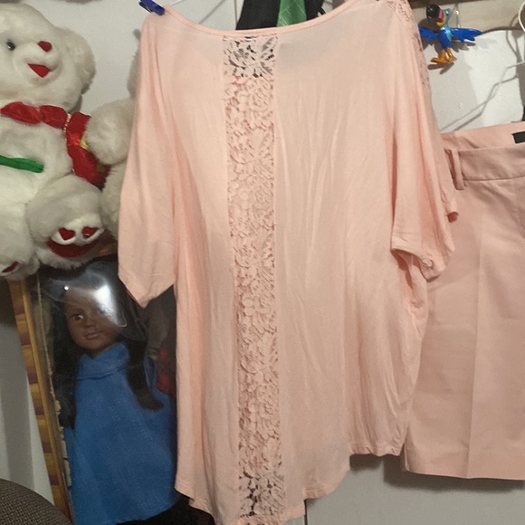 Peach short set with lace inserts. Blouse is a high low style - Picture 3 of 5